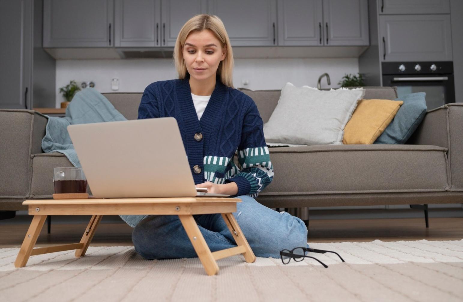 Vue d'ensemble d'un espace de travail organisé avec documents financiers et outils numériques