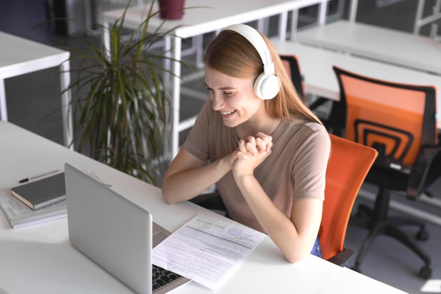 Personne travaillant sur ses finances personnelles avec un ordinateur et des documents